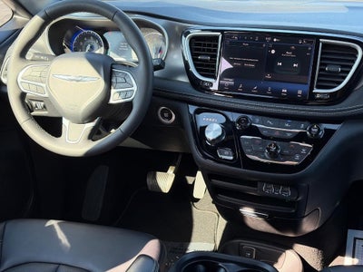 2025 Chrysler Pacifica Select FWD