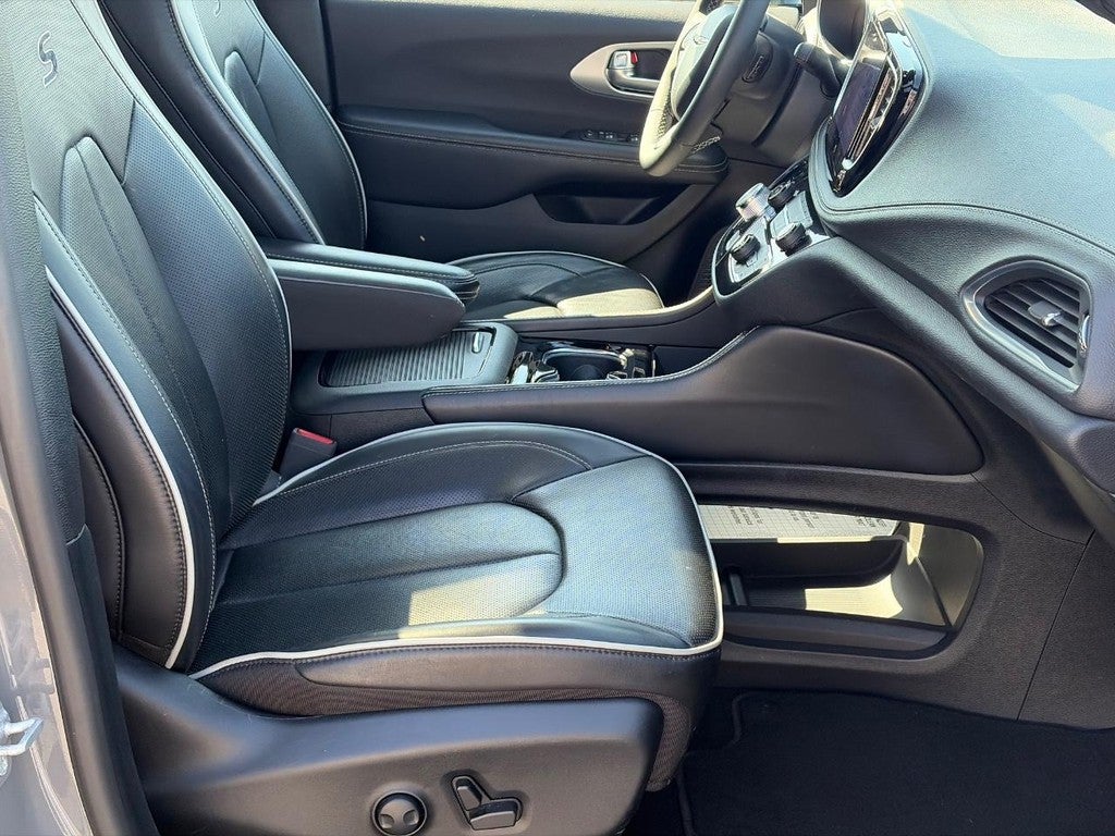 2025 Chrysler Pacifica Limited FWD