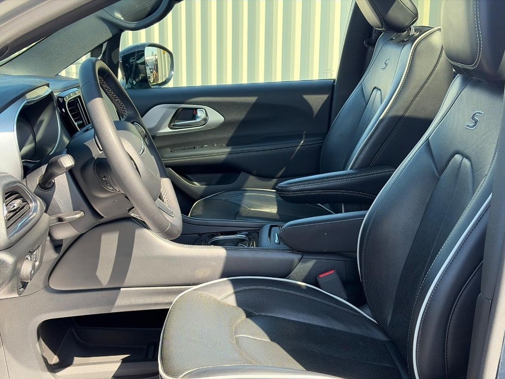 2025 Chrysler Pacifica Limited FWD