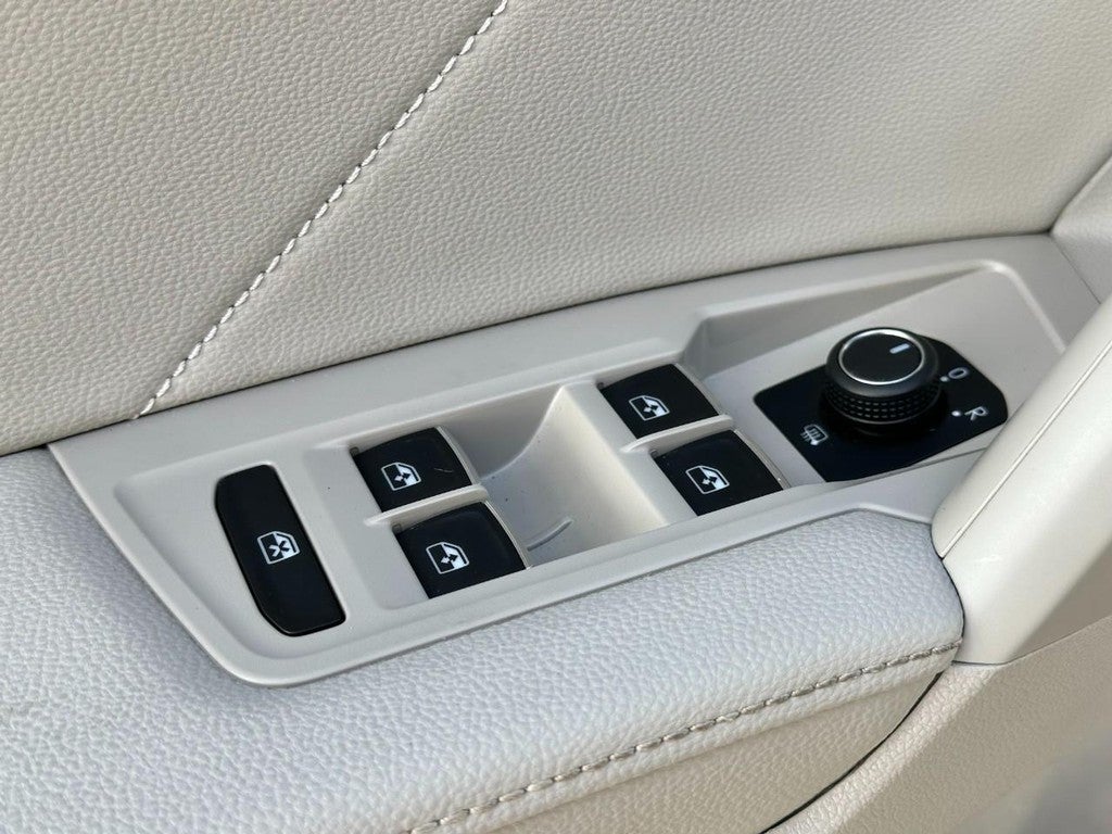 2025 Volkswagen Taos SEL 4MOTION