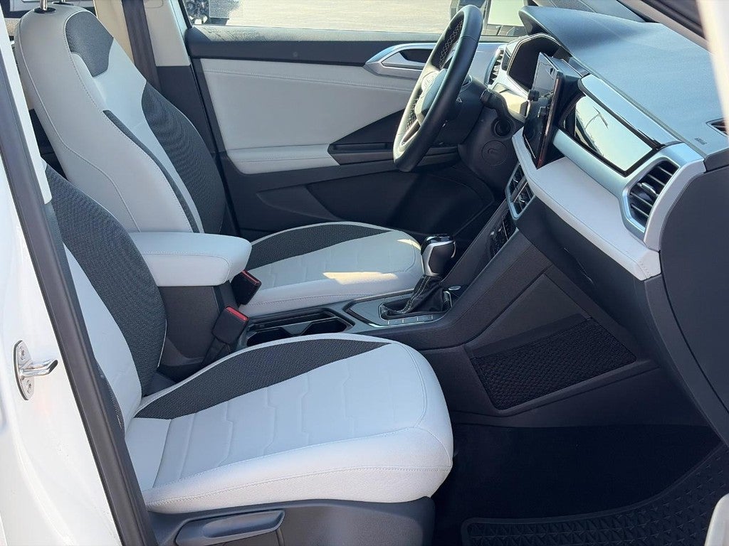 2025 Volkswagen Taos SE FWD
