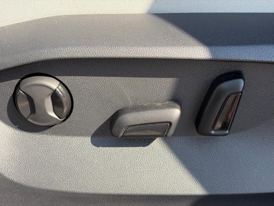 2025 Volkswagen Taos SE FWD
