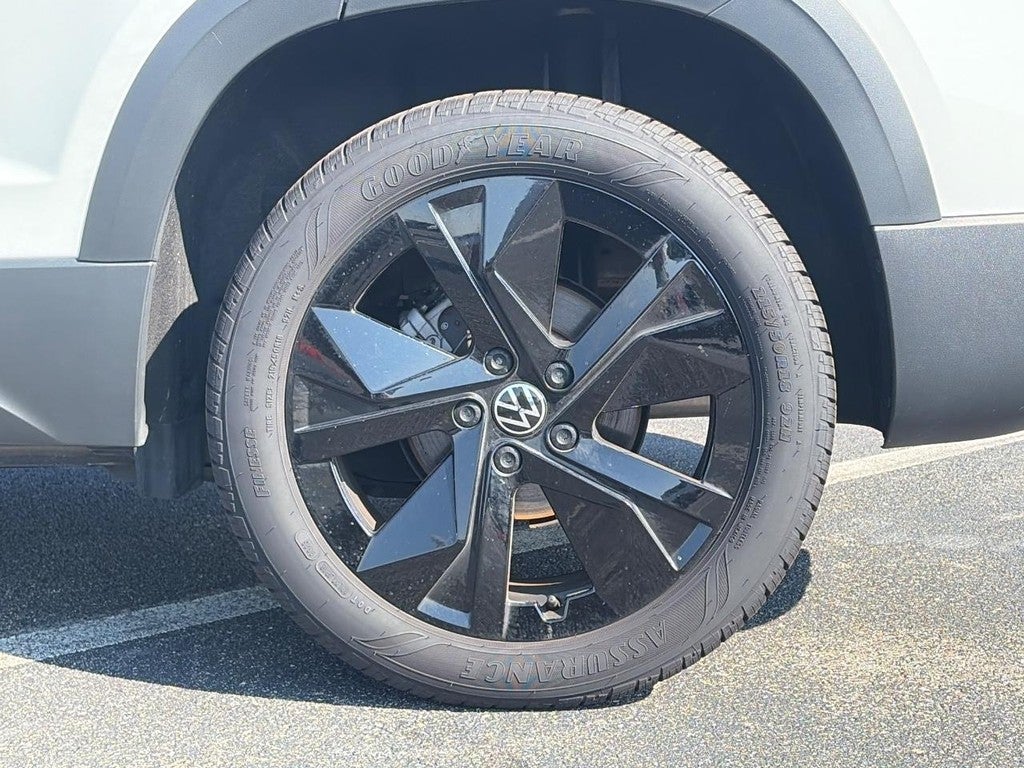 2025 Volkswagen Taos SE FWD