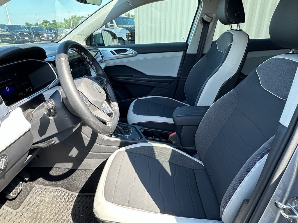 2025 Volkswagen Taos SE FWD