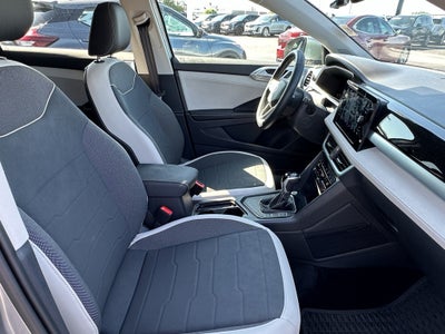 2025 Volkswagen Taos SE FWD