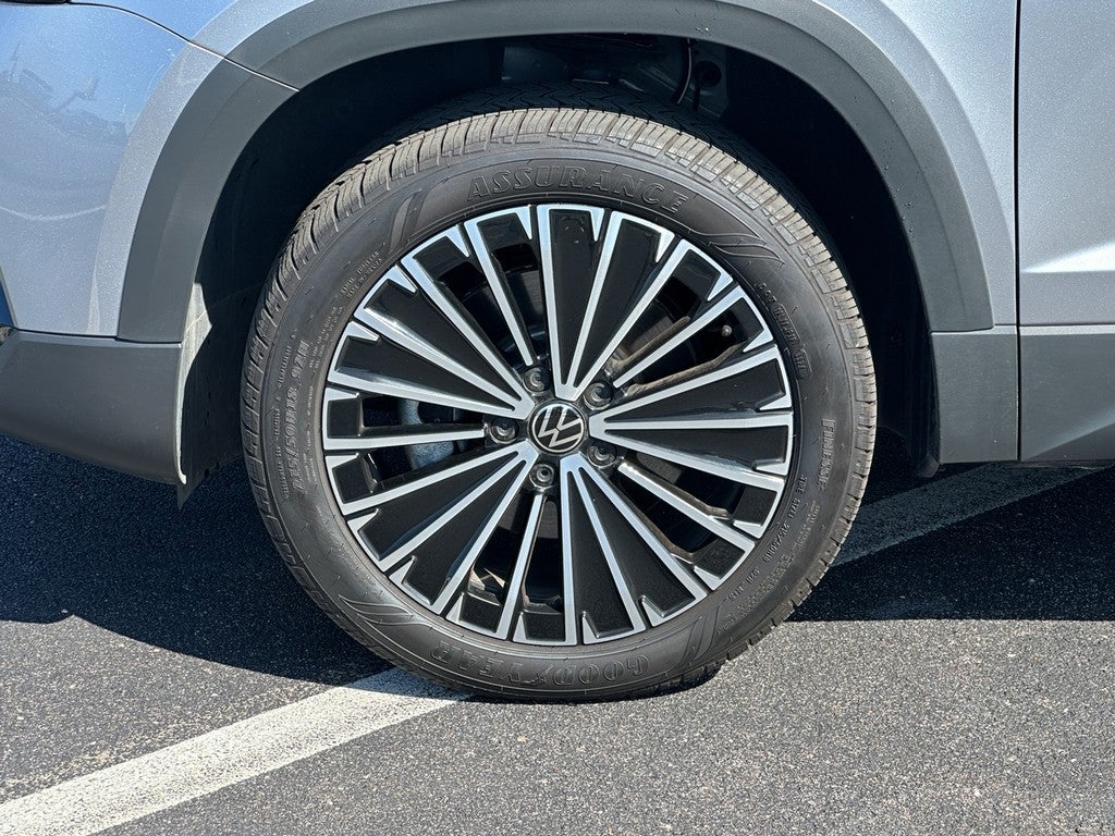 2025 Volkswagen Taos SE FWD