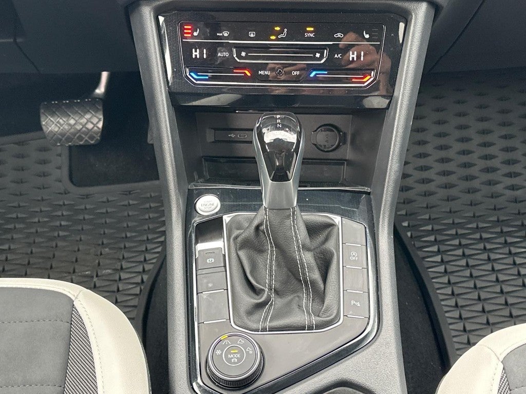 2025 Volkswagen Taos SE 4MOTION