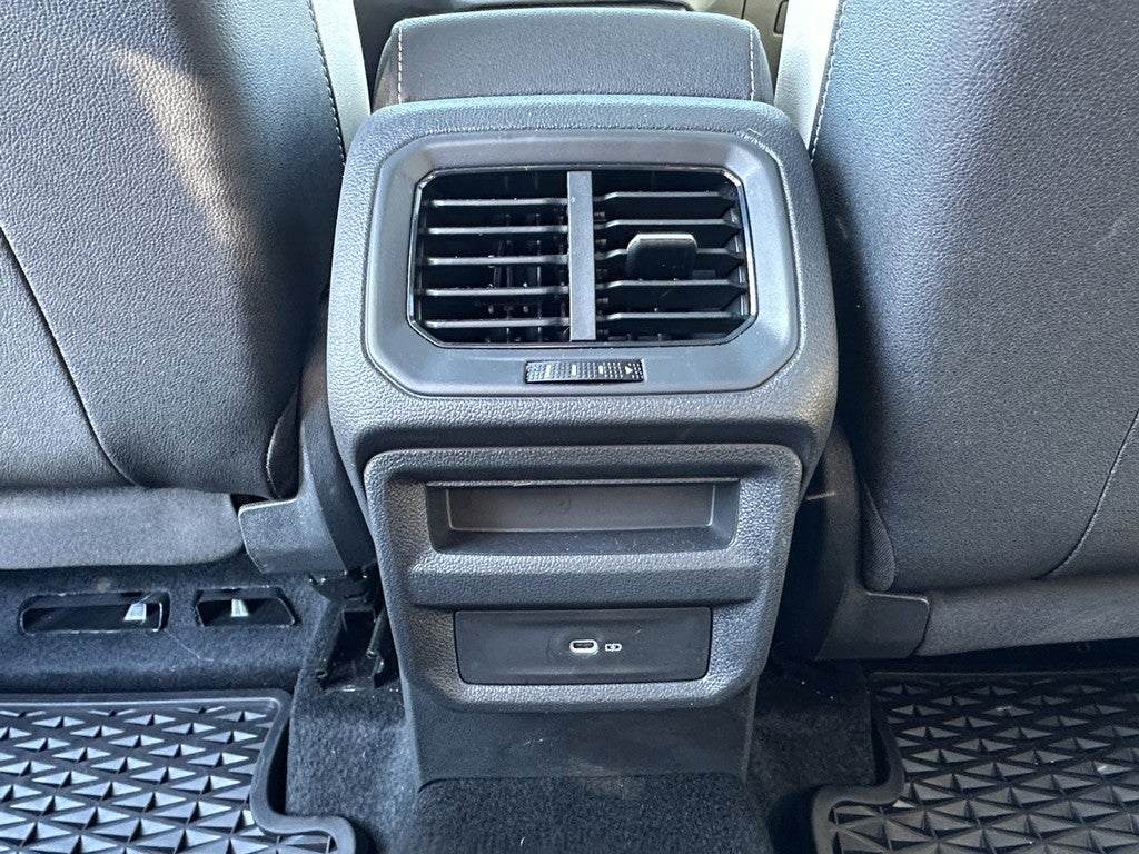 2025 Volkswagen Taos SE 4MOTION