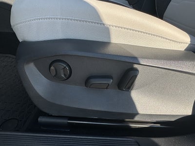 2025 Volkswagen Taos SE 4MOTION