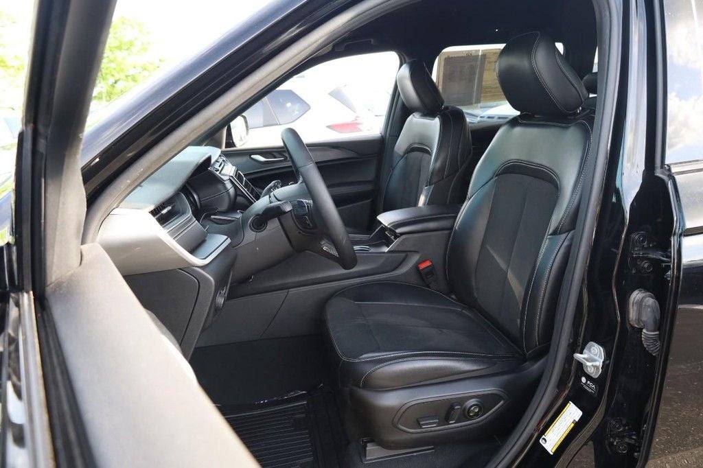 2025 Jeep Grand Cherokee Altitude 4WD