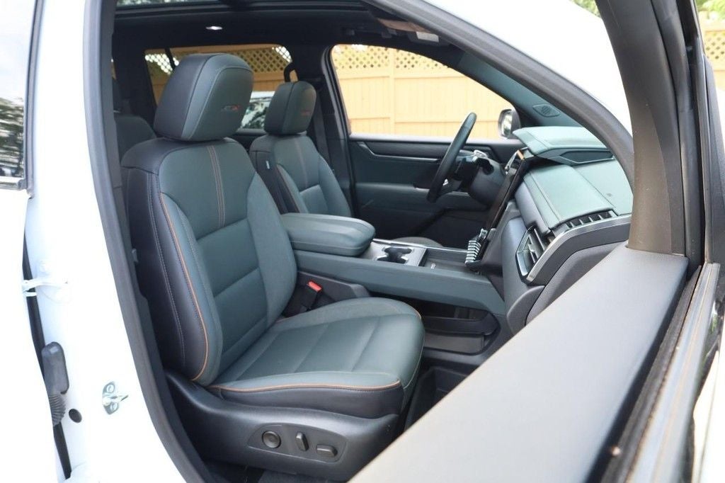2025 GMC Acadia AT4 AWD w/ Panoramic Moonroof [MotorTrend Certified]