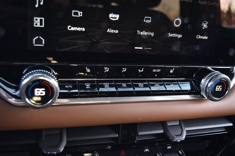 2024 GMC Canyon AT4 4WD Technology & Trailering Packages