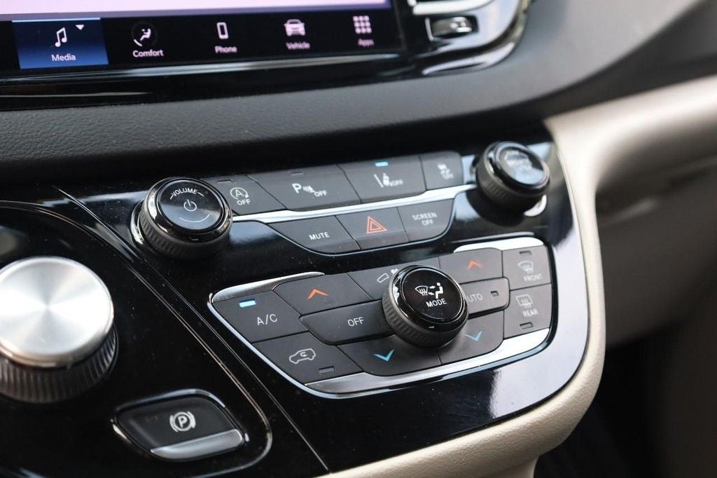 2022 Chrysler Pacifica Touring L [MotorTrend Certified]