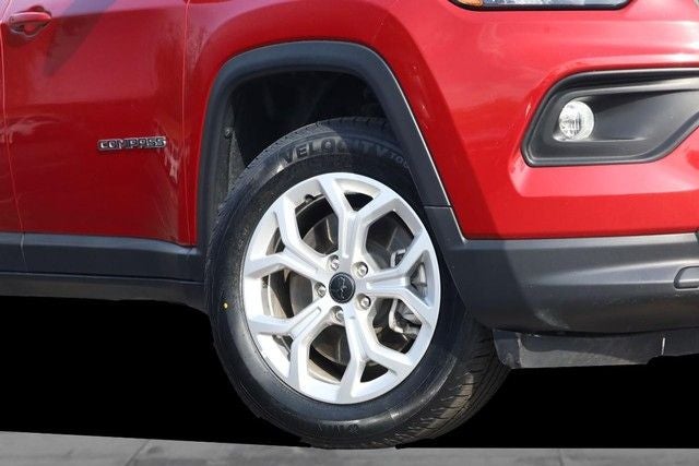 2025 Jeep Compass Latitude Sun & Sound / Convenience Group