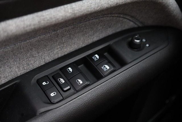 2025 Jeep Compass Latitude 4WD Sun & Sound / Convenience Group