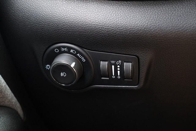 2025 Jeep Compass Latitude 4WD Sun & Sound / Convenience Group