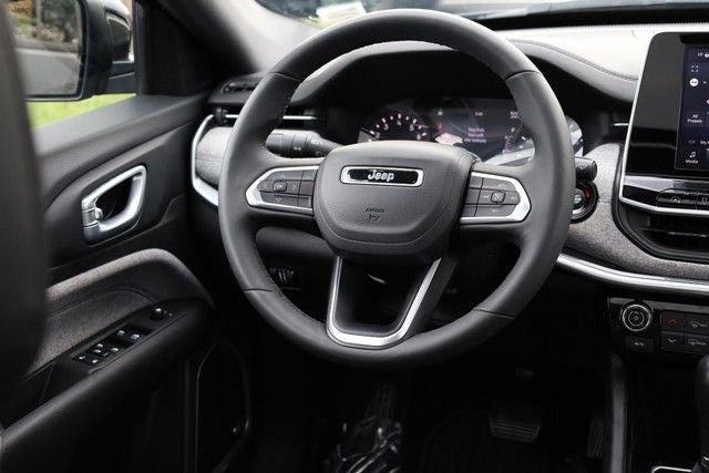 2025 Jeep Compass Latitude 4WD Sun & Sound / Convenience Group