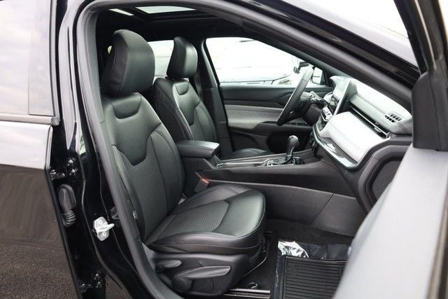 2025 Jeep Compass Latitude 4WD Sun & Sound / Convenience Group