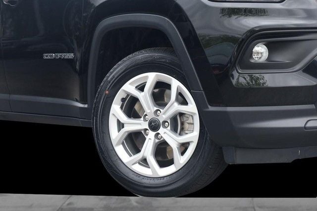 2025 Jeep Compass Latitude 4WD Sun & Sound / Convenience Group