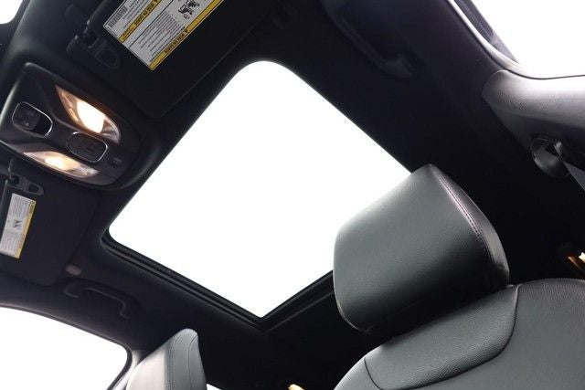 2025 Jeep Compass Latitude 4WD Sun & Sound / Convenience Group