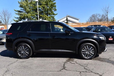 2025 Nissan Pathfinder SL