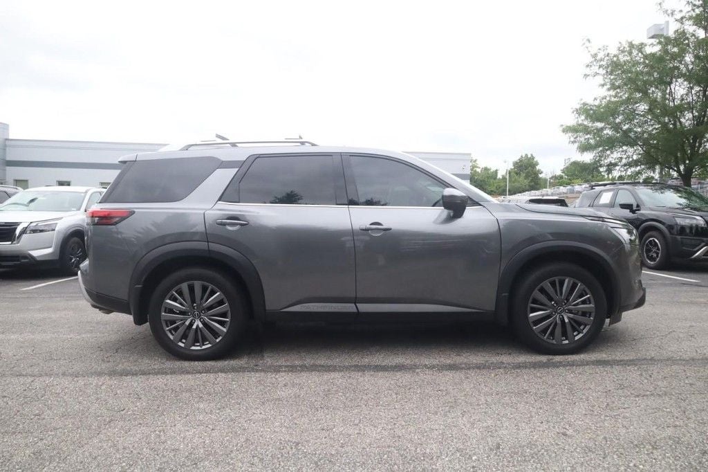 2025 Nissan Pathfinder SL