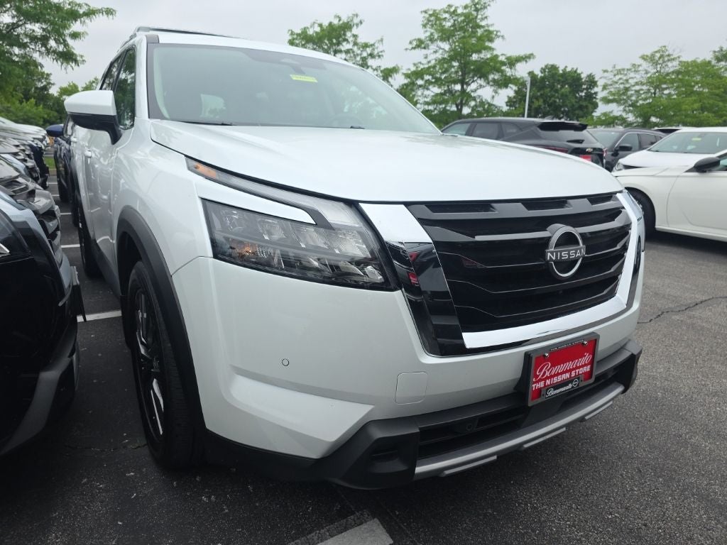 2025 Nissan Pathfinder SL