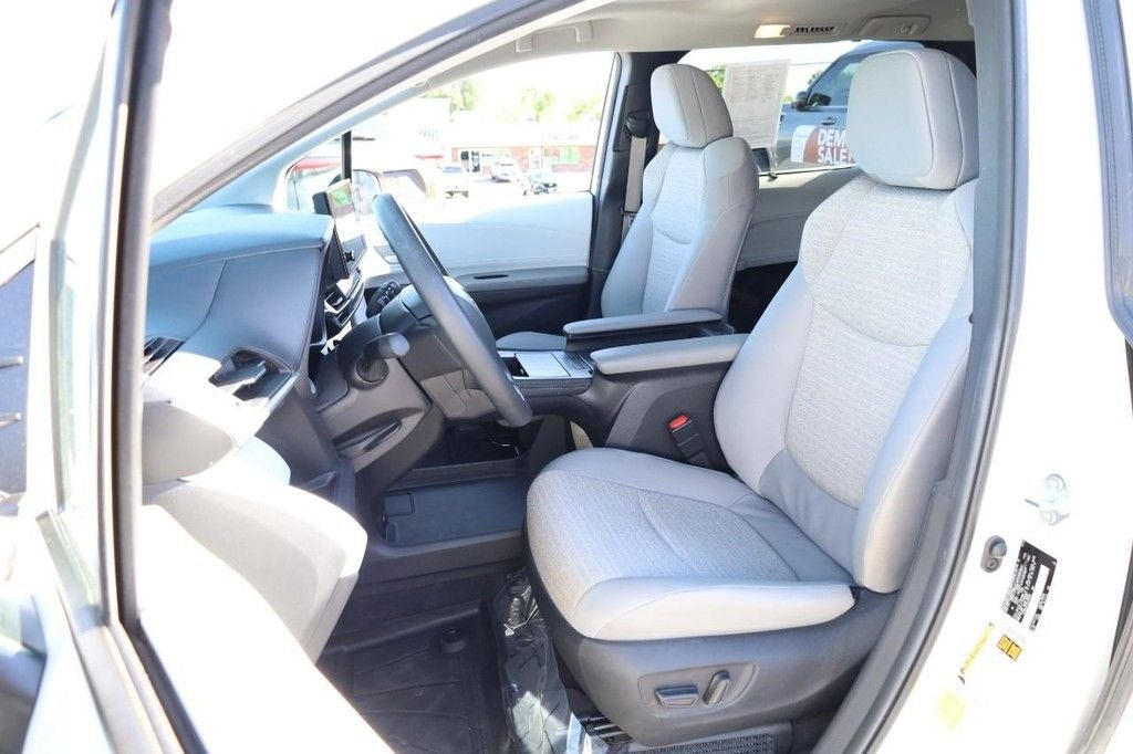 2025 Toyota Sienna LE AWD Plus Package [8 Passenger]