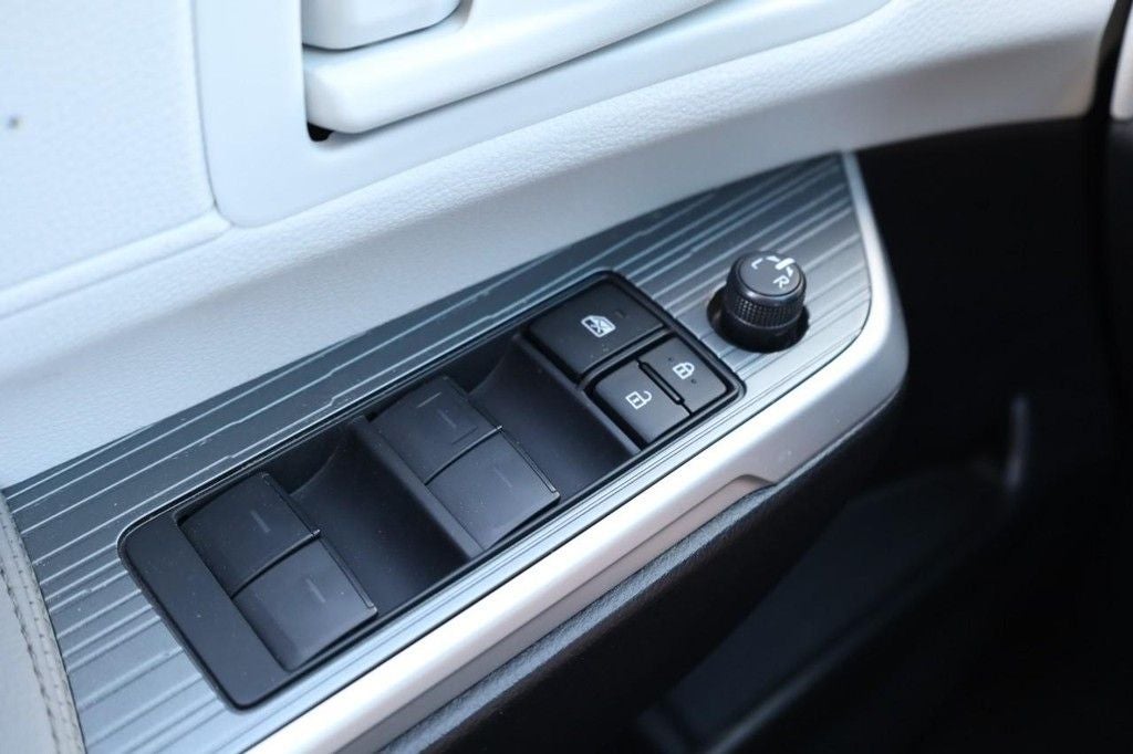 2025 Toyota Sienna LE AWD Plus Package [8 Passenger]