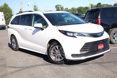 2025 Toyota Sienna LE AWD Plus Package [8 Passenger]