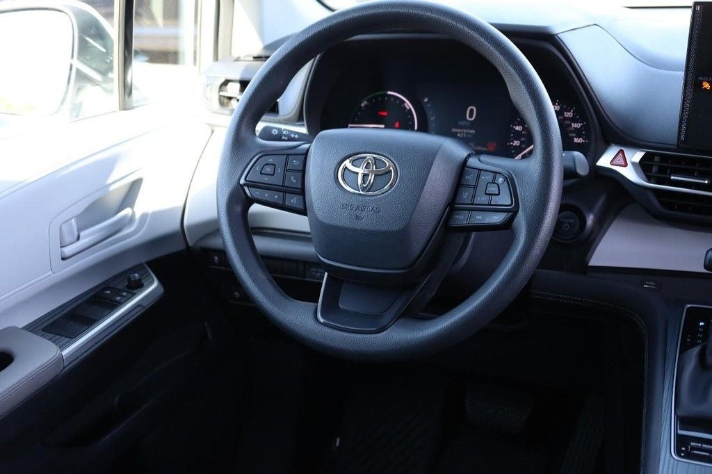 2025 Toyota Sienna LE AWD Plus Package [8 Passenger]