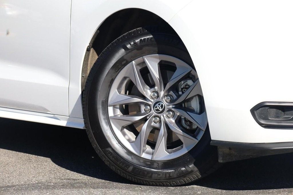 2025 Toyota Sienna LE AWD Plus Package [8 Passenger]
