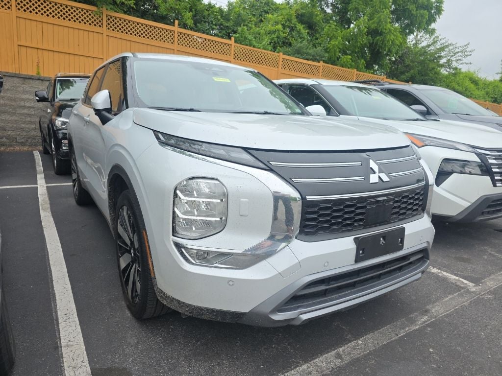 2025 Mitsubishi Outlander SE S-AWC w/ 20" Alloy Wheels