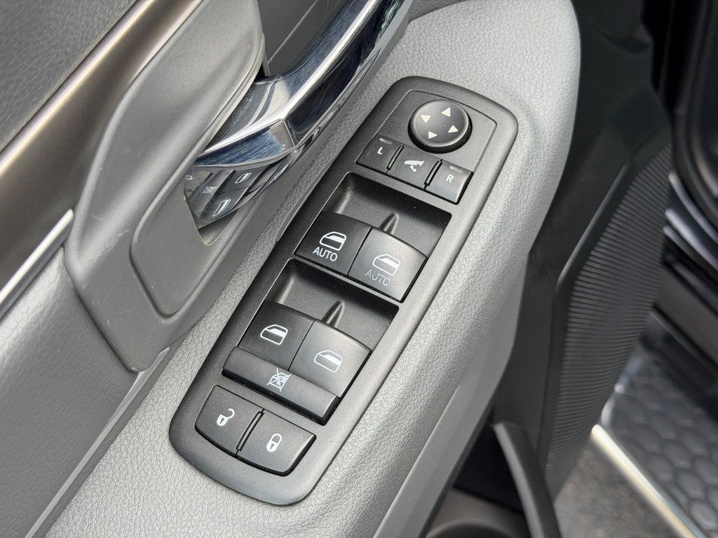 2015 RAM 1500 4WD Crew Cab 140.5" Big Horn