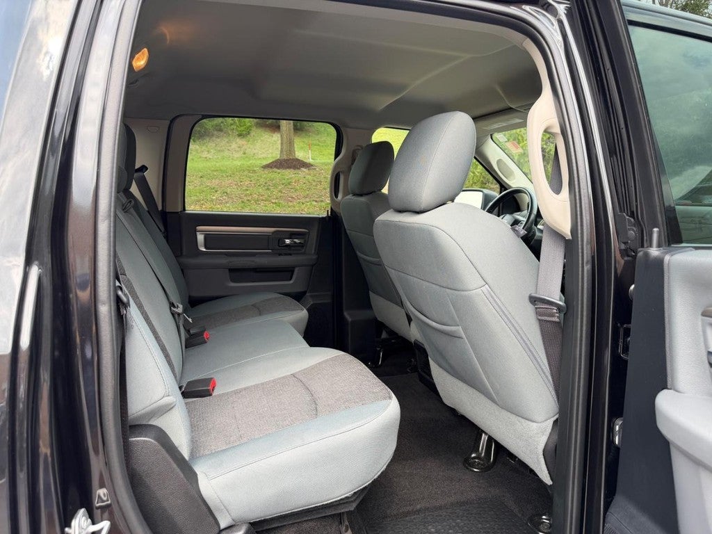 2015 RAM 1500 4WD Crew Cab 140.5" Big Horn