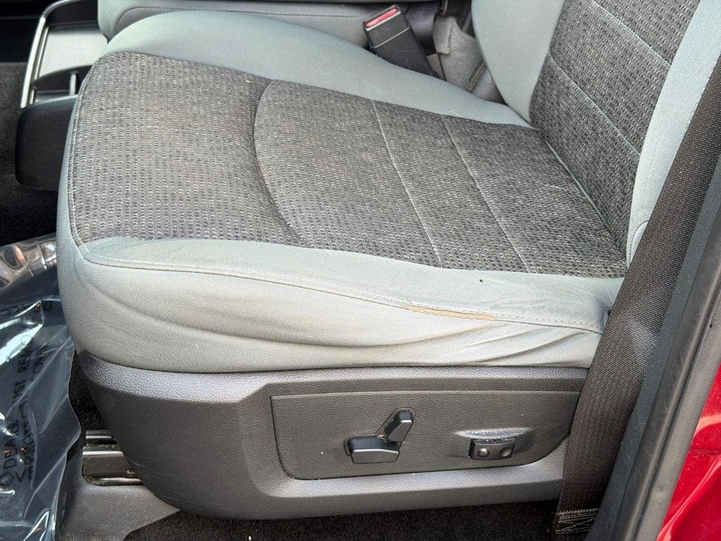 2014 RAM 1500 4WD Crew Cab 140.5" Big Horn