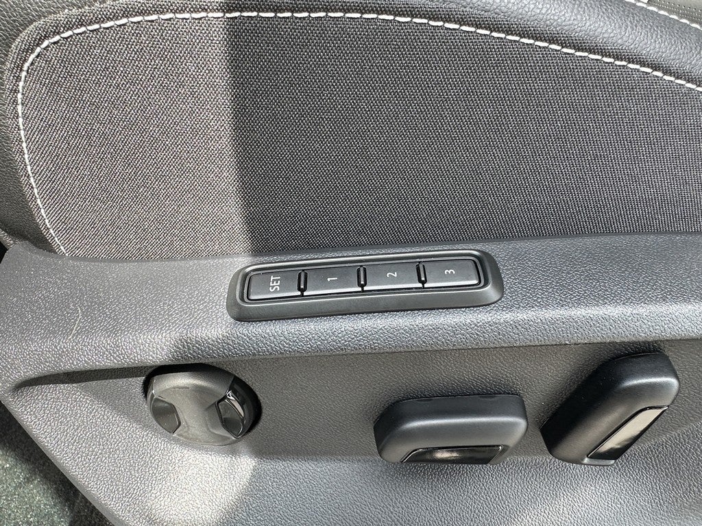 2025 Volkswagen Atlas Cross Sport 2.0T SEL R-Line Black 4MOTION