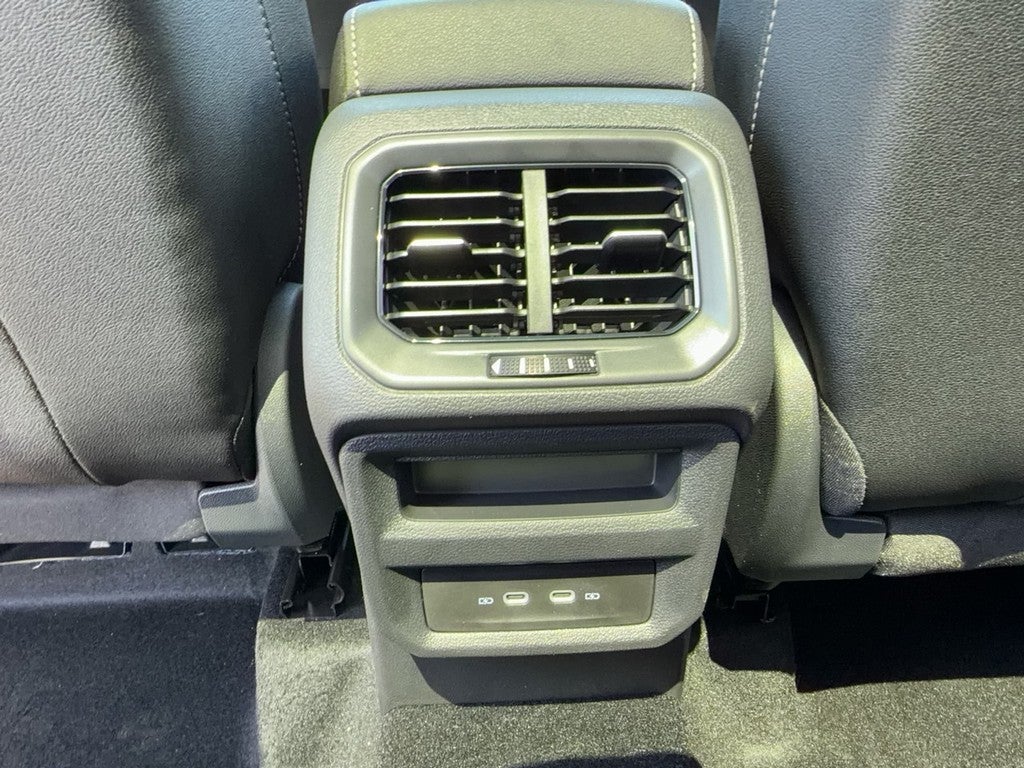 2026 Volkswagen Taos SE Black 4MOTION