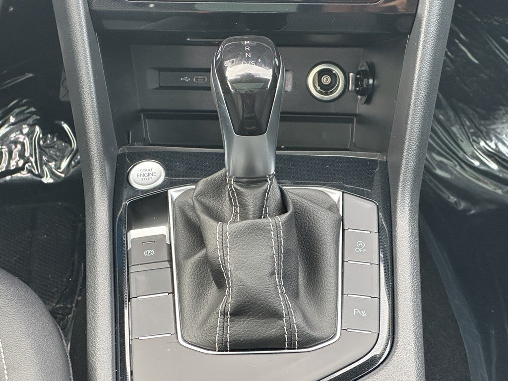 2026 Volkswagen Taos SE Black FWD