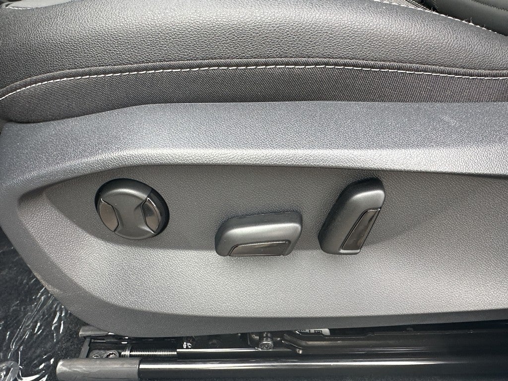 2026 Volkswagen Taos SE Black FWD