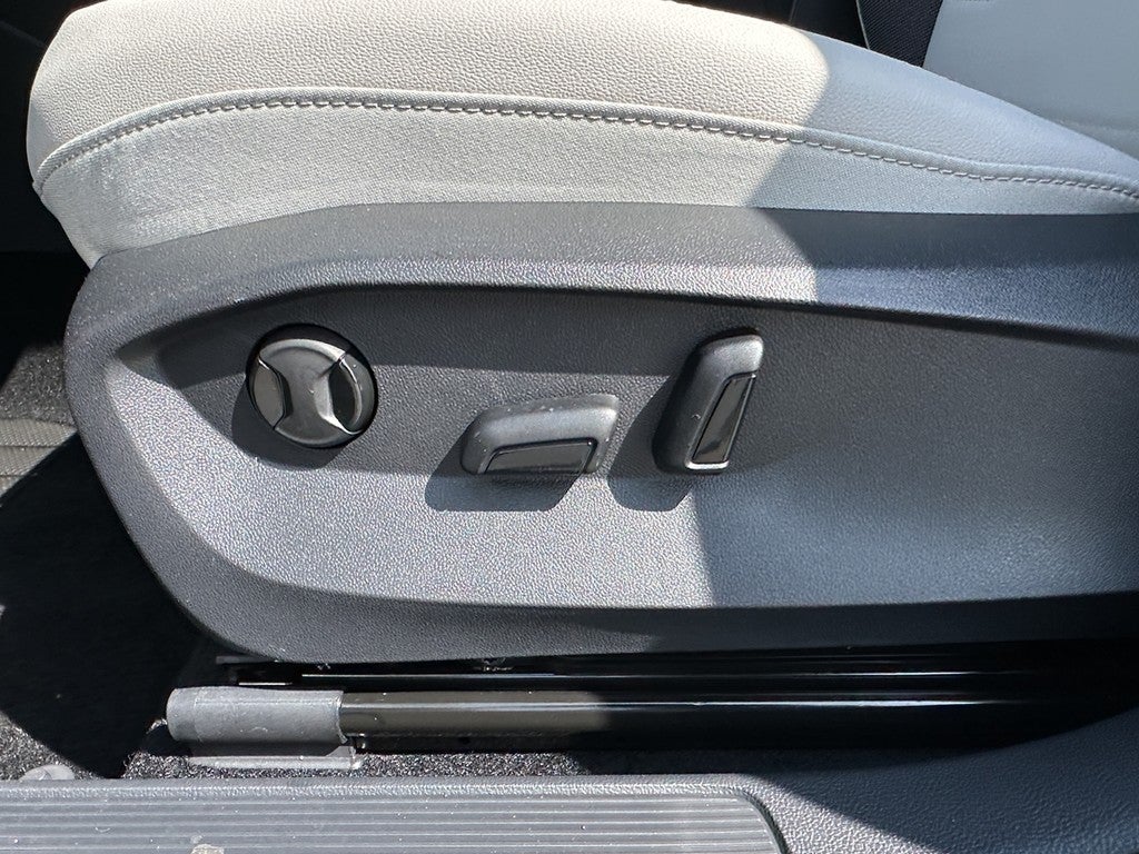 2025 Volkswagen Taos SE FWD