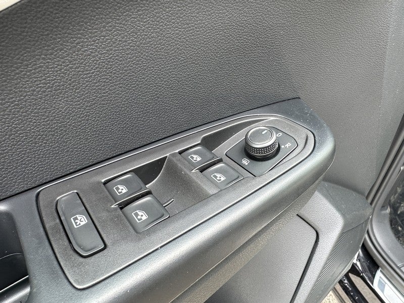 2025 Volkswagen Taos SE 4MOTION