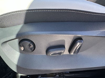 2025 Volkswagen Taos SE 4MOTION