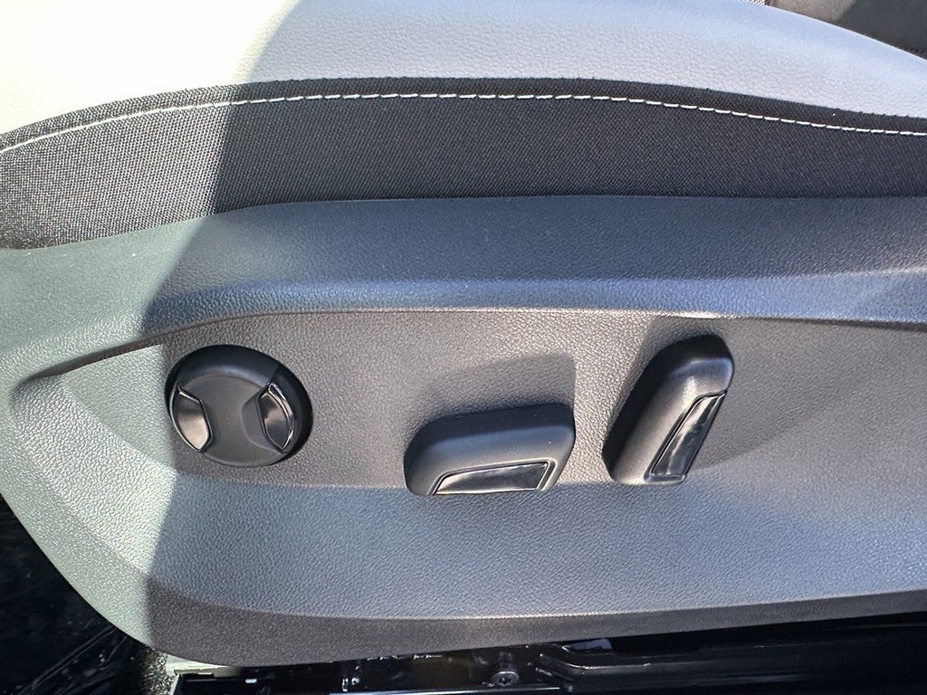 2025 Volkswagen Taos SE 4MOTION