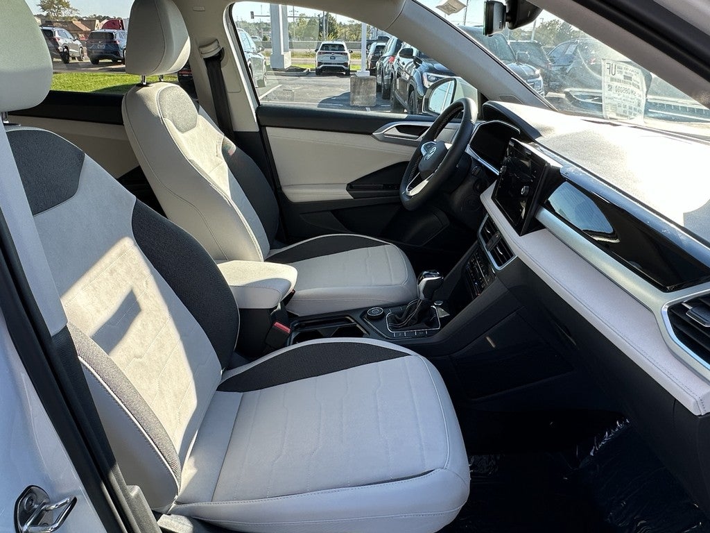 2025 Volkswagen Taos SE 4MOTION