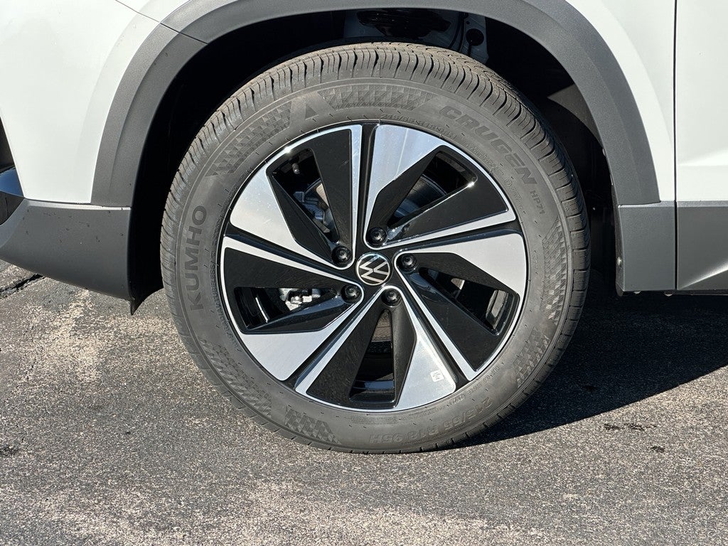 2025 Volkswagen Taos SE 4MOTION