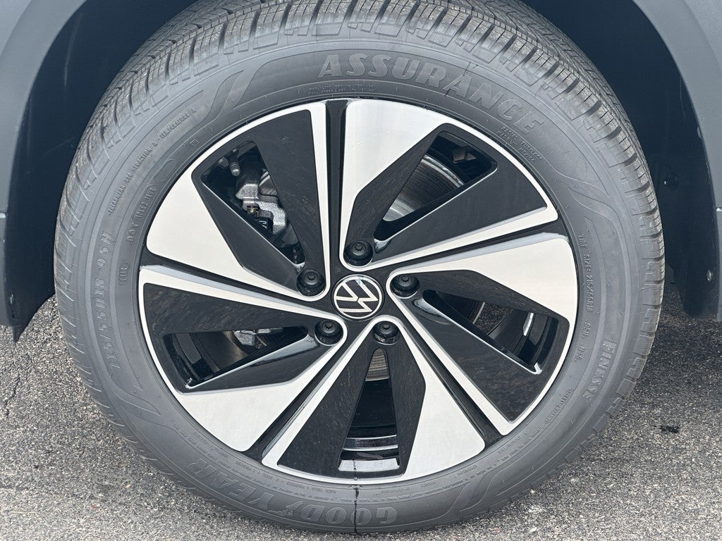 2025 Volkswagen Taos SE 4MOTION