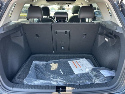 2025 Volkswagen Taos SE 4MOTION