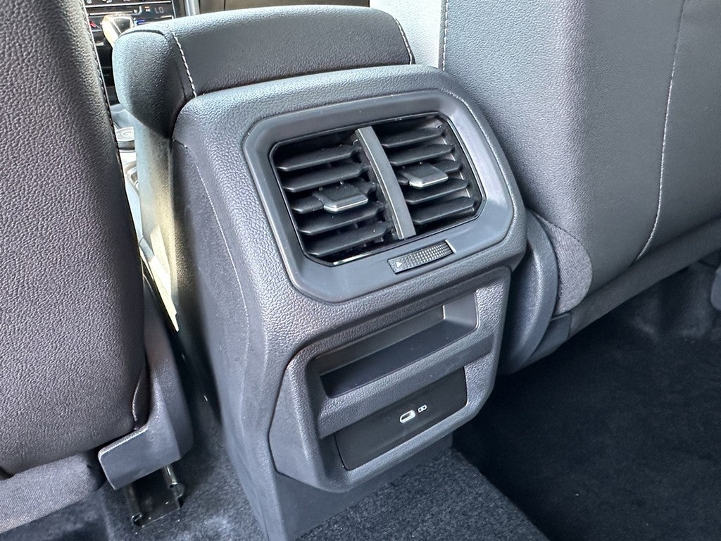 2025 Volkswagen Taos SE 4MOTION