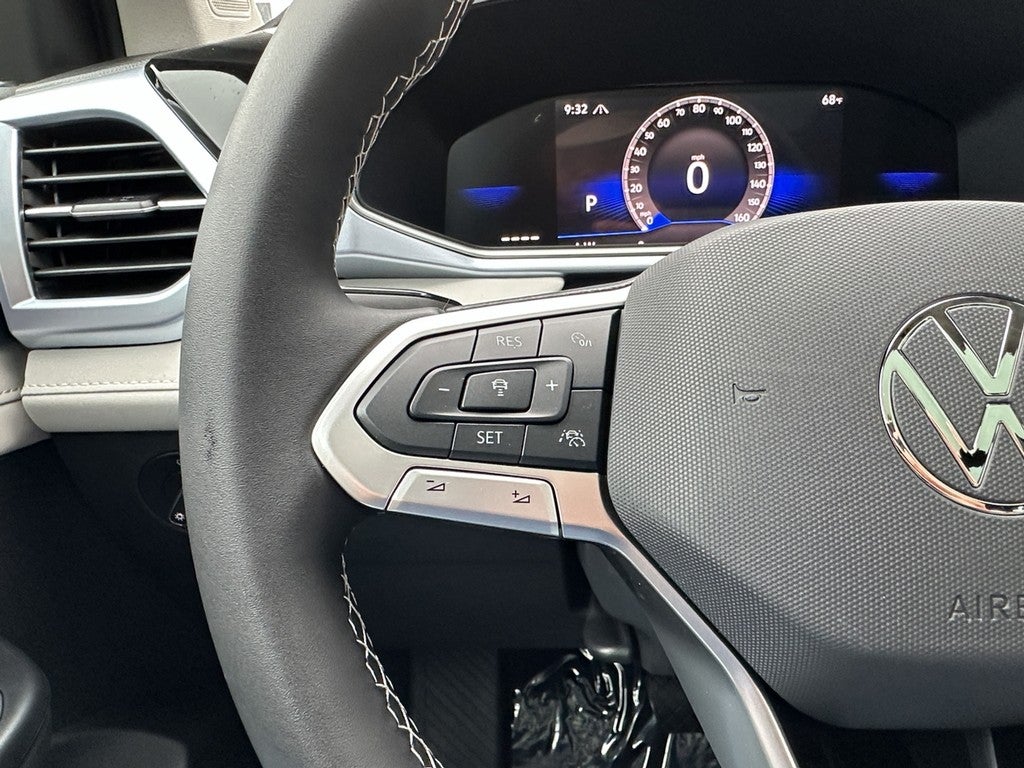2025 Volkswagen Taos SE 4MOTION